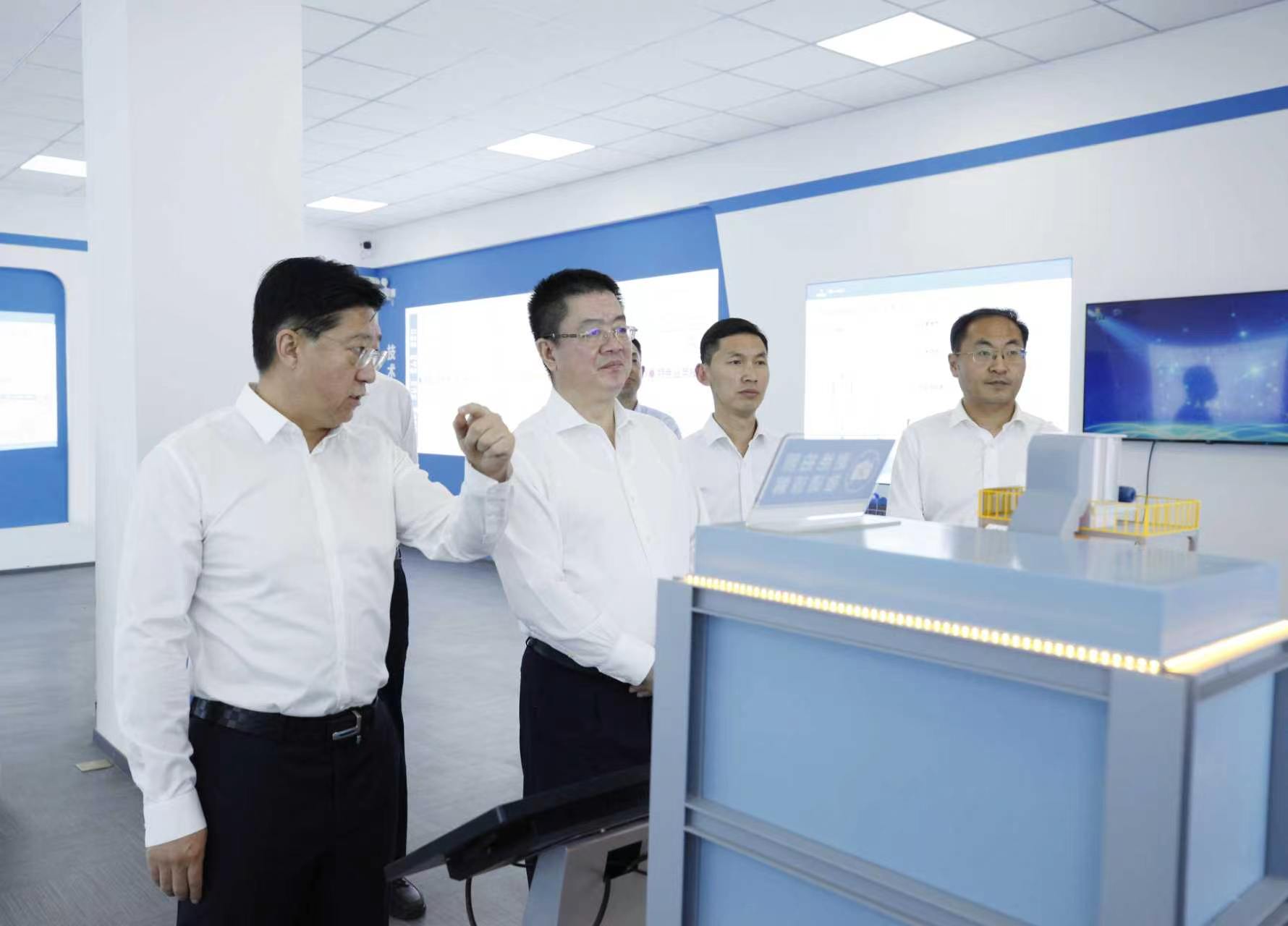 李仲泽参观凯发k8一触即发设备院科创中心