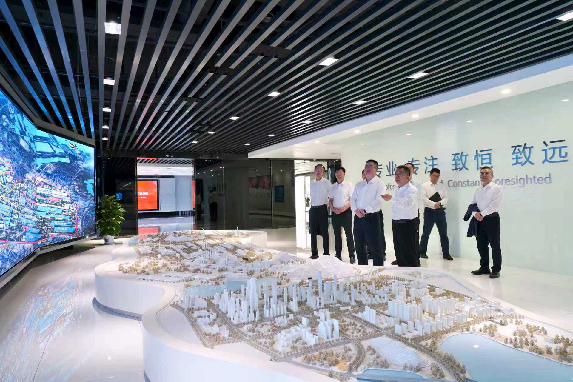 李仲泽参观凯发k8一触即发南方企业展厅